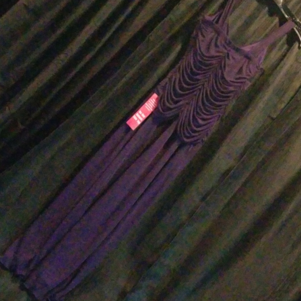 Classic, Elegant full length runway ready gown! - Picture 7 of 9